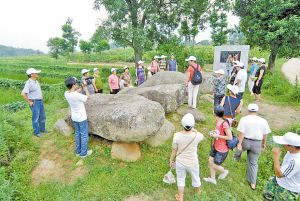 探秘大石墓。 涼山在線.jpg